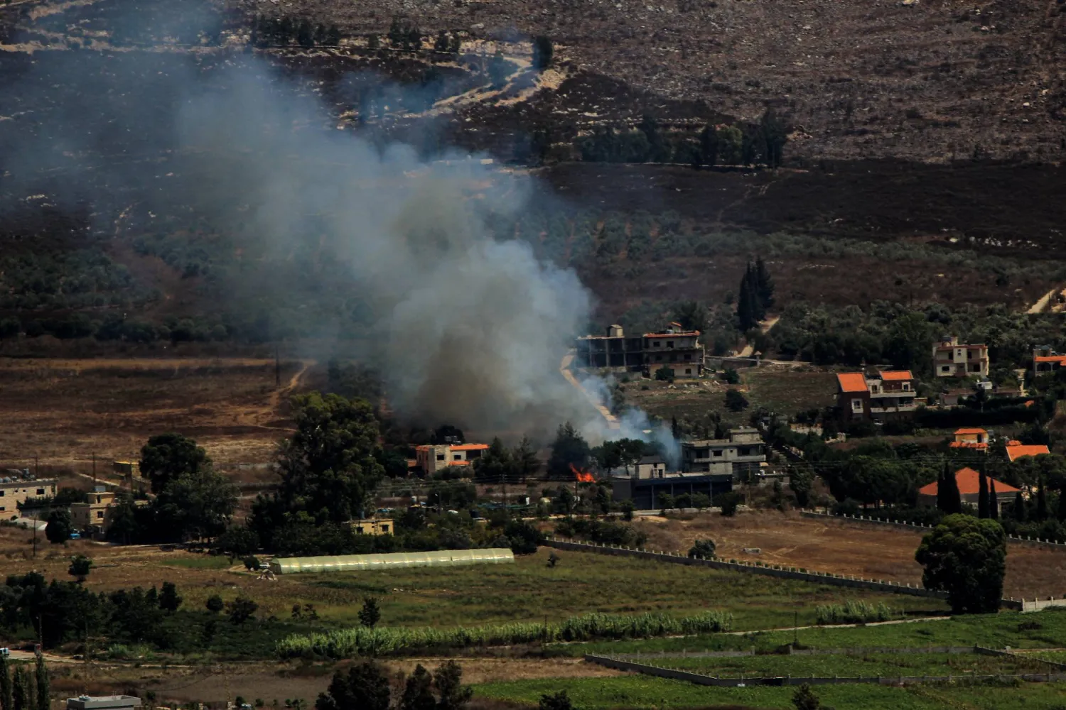 تصاعد دخان جراء قصف إسرائيلي على قرية الخيام بجنوب لبنان 17 أغسطس 2024 (د.ب.أ)