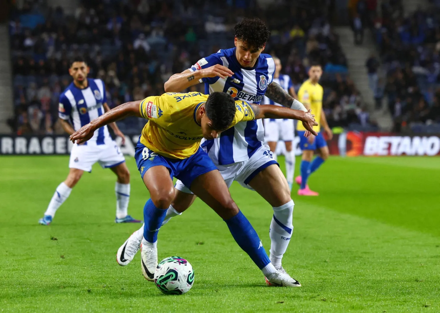 ماتيوس فرنانديز (يسار) ينضم رسمياً إلى ساوثامبتون (رويترز)