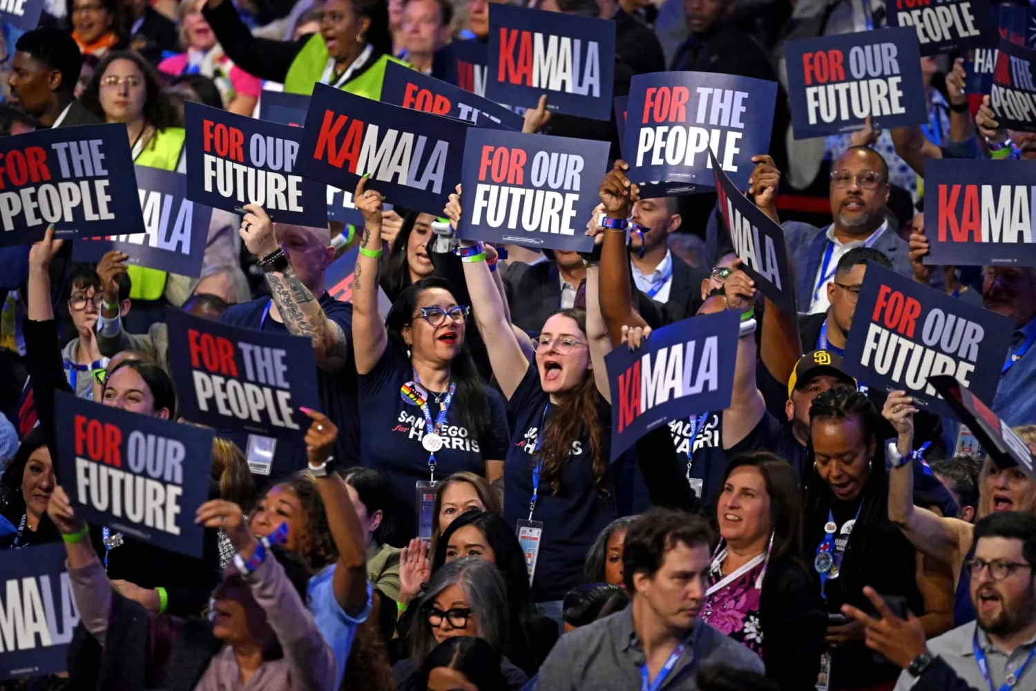 مناصرون لهاريس خلال المؤتمر الوطني الديمقراطي في شيكاغو (أ.ف.ب)