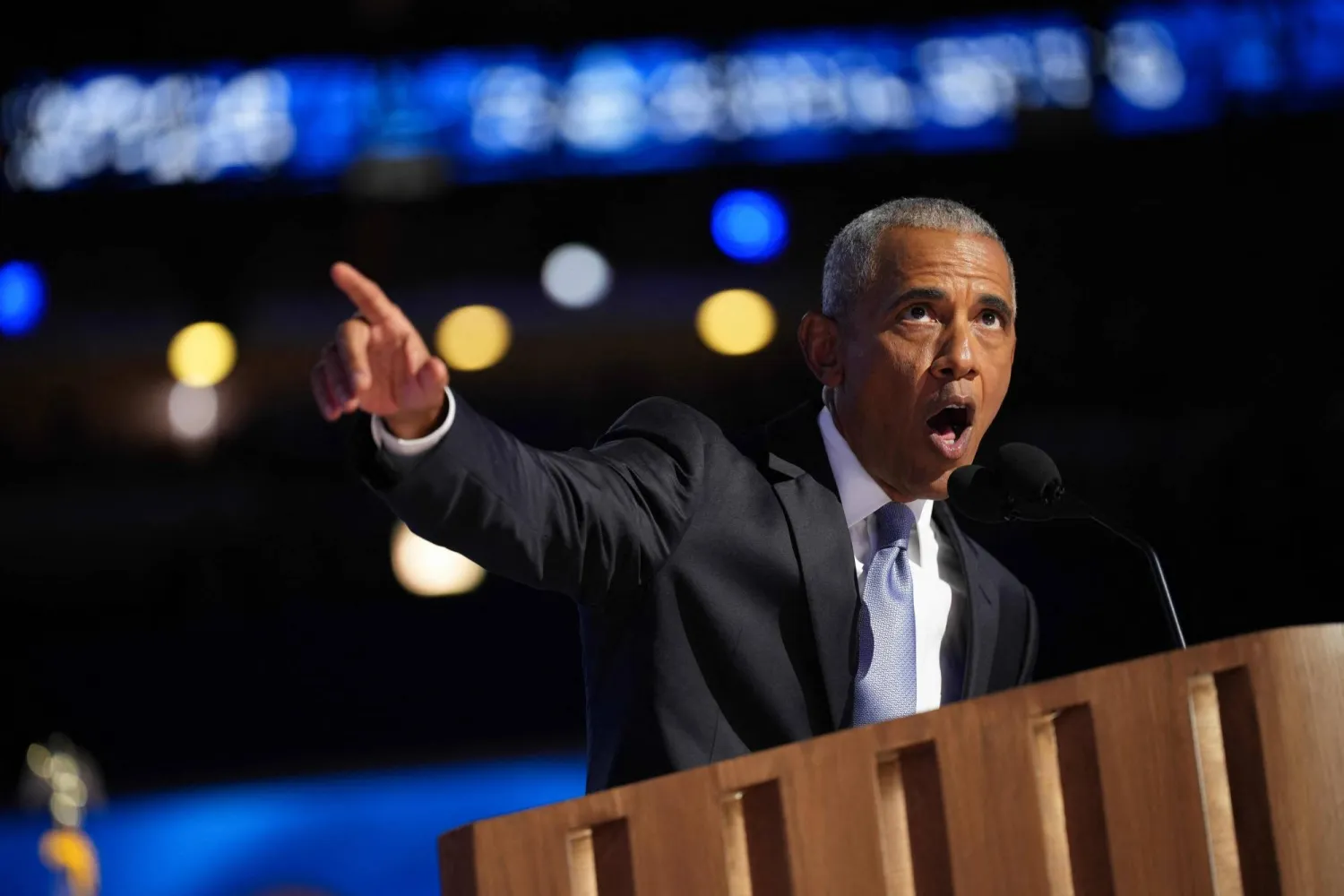 الرئيس الأميركي الأسبق باراك أوباما خلال خطابه أمام مؤتمر الحزب الديموقراطي في شيكاغو (أ.ف.ب)