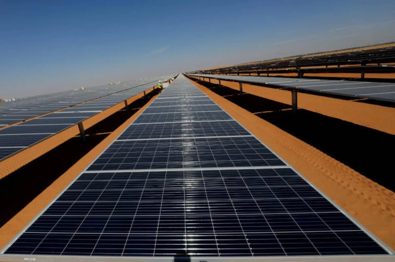 مزرعة طاقة شمسية في أسوان من بين الأكبر في العالم (رويترز)