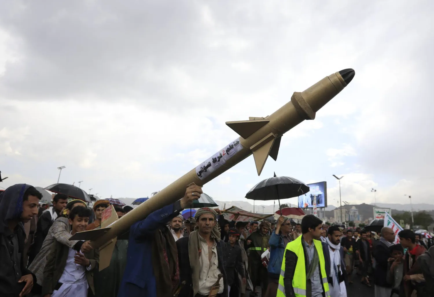 مؤيدون للحوثي يستعرضون صاروخاً وهمياً خلال احتجاج مناهض للولايات المتحدة وإسرائيل في صنعاء باليمن الأسبوع الماضي (أرشيفية - إ.ب.أ)