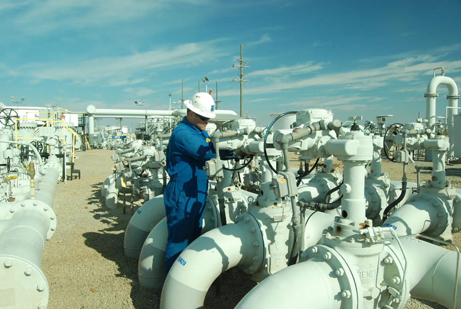 فني بين خطوط أنابيب تابعة لشركة «إنتربرايز برودكتس بارتنرز» (الموقع الإلكتروني لشركة إنتربرايز برودكتس)