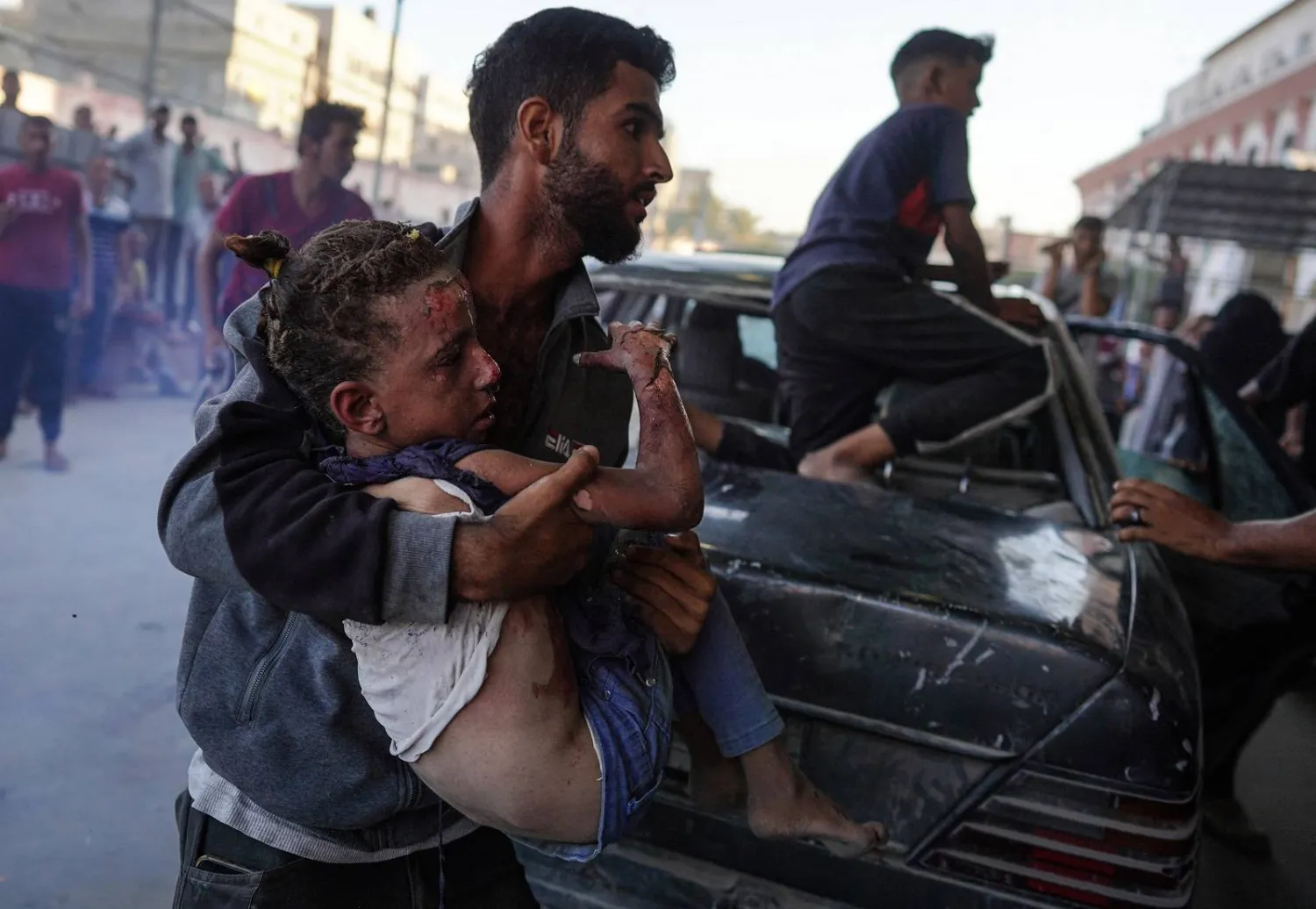 نقل جريح فلسطيني إلى مستشفى ناصر بعد قصف إسرائيلي على خان يونس جنوب قطاع غزة (أ.ف.ب)