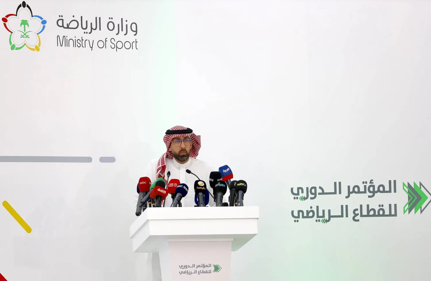 أنس دهلوي مدير عام التشغيل ومستشار وكيل المنشآت الرياضية بوزارة الرياضة (تصوير: عبد العزيز النومان)