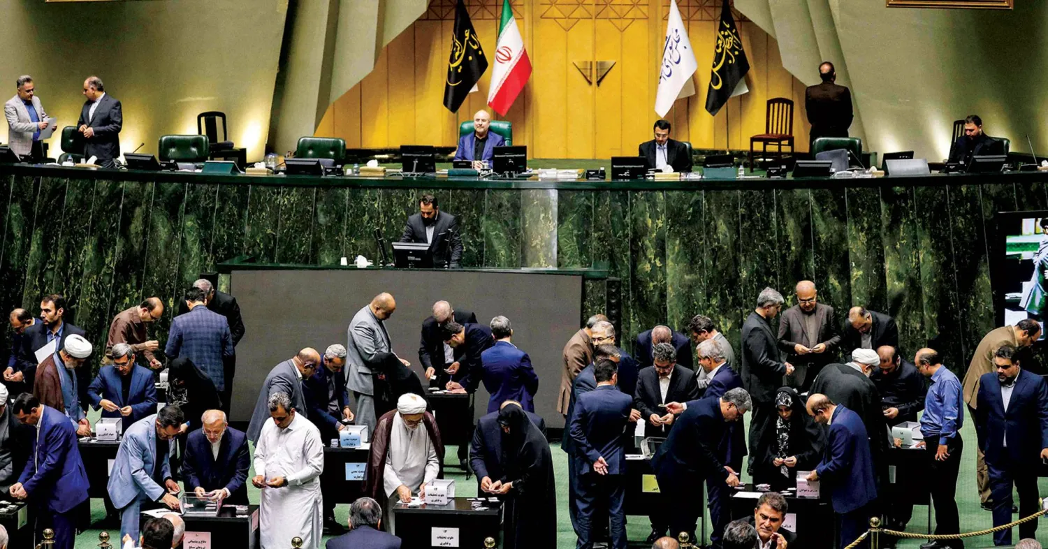  نواب البرلمان الإيراني يصوتون على الوزراء المقترحين من بزشكيان (أ.ف.ب)
