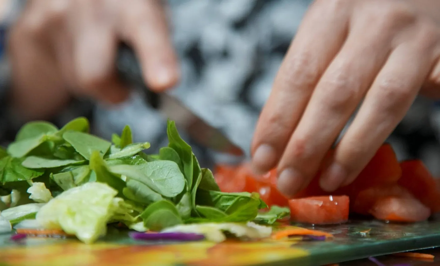 الدراسات وجدت ارتباطاً «مهماً» بين النظام الغذائي المتوسطي وانخفاض خطر الإصابة بفيروس «كورونا» (رويترز)