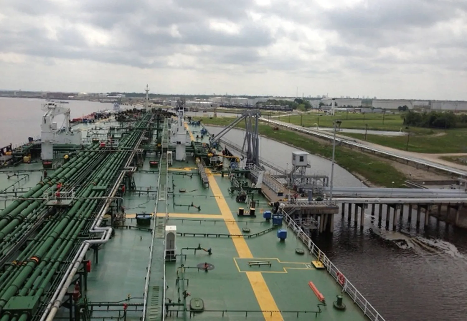 ناقلة النفط «أفراماكس - إيفرغليدز» تتوقف بمحطة لوجيستيات «صنوكو» بالممر المائي «سابين - نيشيز» في نيدرلاند بتكساس (رويترز)