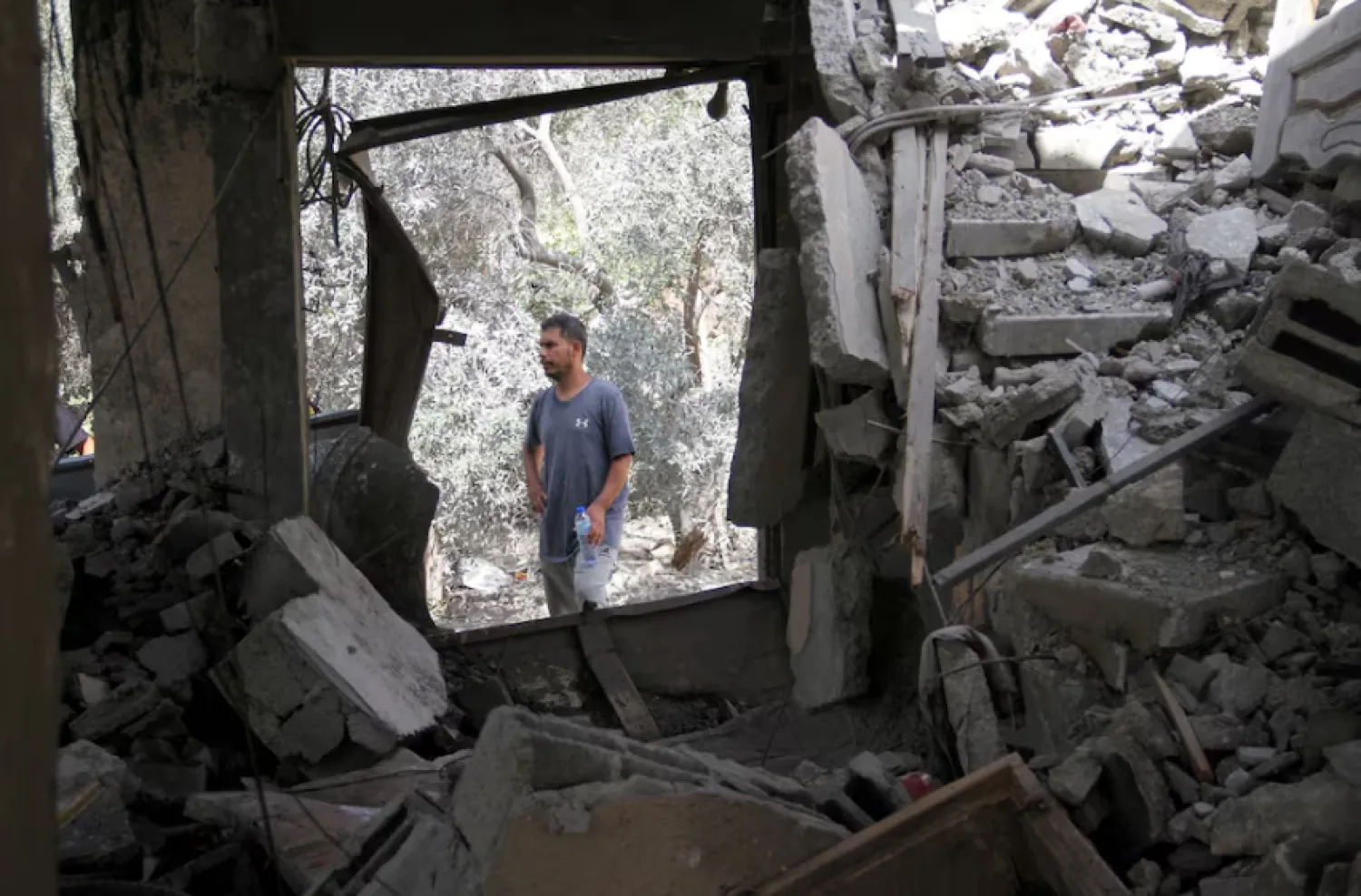 A Palestinian man stands at the site of an Israeli strike on a house, amid the Israel-Hamas conflict, in Beit Lahia in the northern Gaza Strip, August 22, 2024. REUTERS/Mahmoud Issa Purchase Licensing Rights