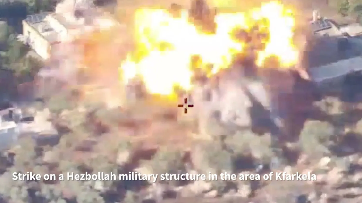 تصاعد النار جراء غارة إسرائيلية استهدفت بلدة كفر كلا الحدودية وفق ما ظهر في فيديو نشره الجيش الإسرائيلي (رويترز)