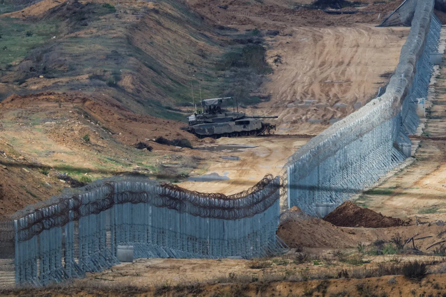 دبابة ميركافا إسرائيلية قرب الحاجز الفاصل بين جنوب إسرائيل وقطاع غزة (أرشيفية - رويترز)