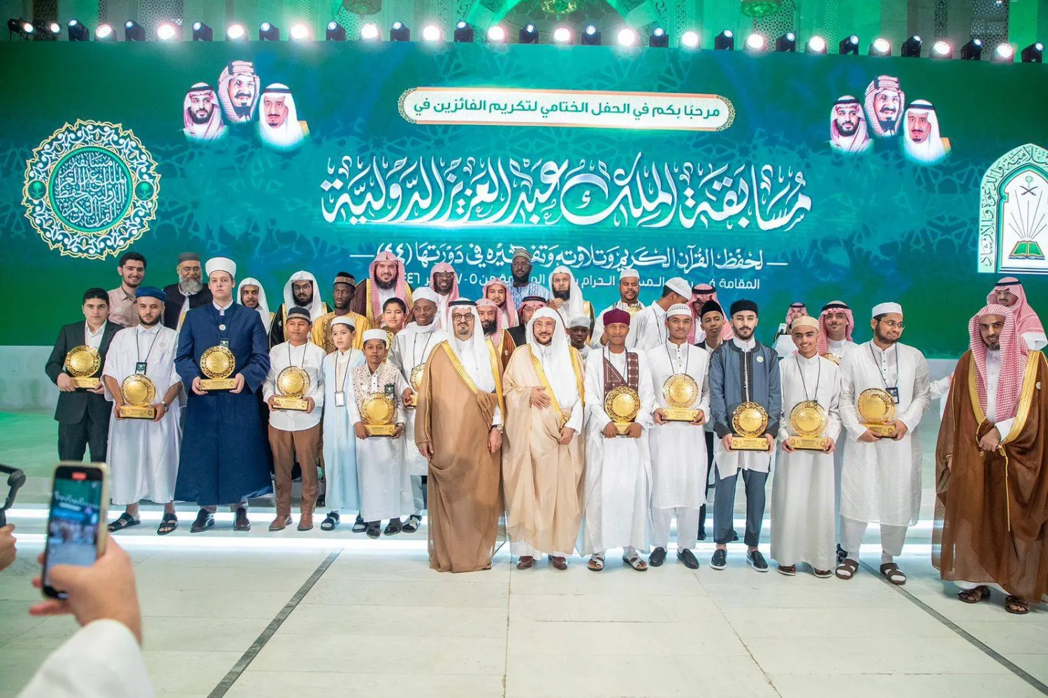 نائب أمير منطقة مكة المكرمة ووزير الشؤون الإسلامية في صورة جماعية مع الفائزين والمشاركين في المسابقة (الشرق الأوسط)