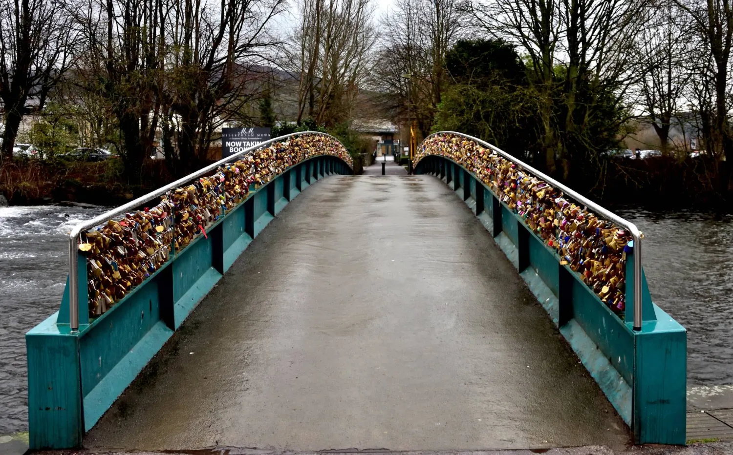 جسر وير في بلدة باكويل البريطانية (شاترستوك)