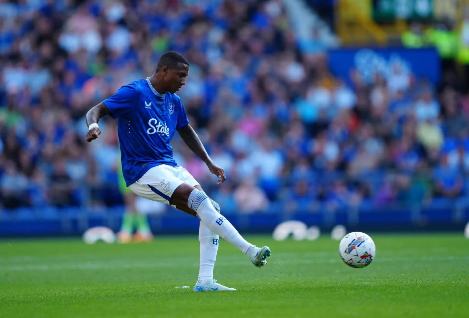 البطاقة الحمراء ستغيّب آشلي يونغ عن مواجهة فريقه أمام توتنهام (الشرق الأوسط)