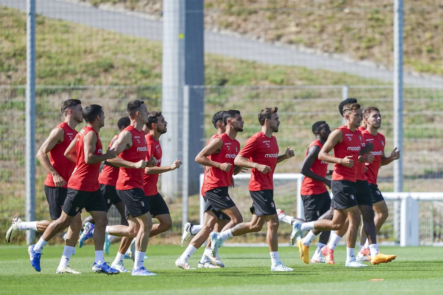 المدرب الألماني قال إن اللاعبين الشباب يتعرضون لكثير من الضغوط (إ.ب.أ)