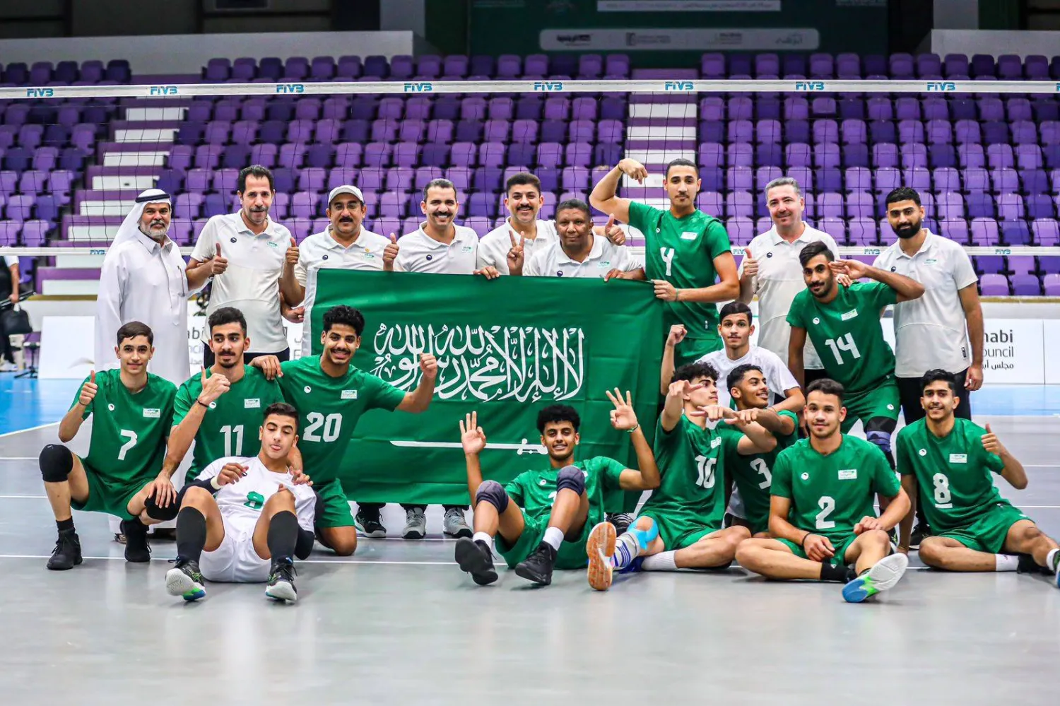 لاعبو المنتخب السعودي للشباب للكرة الطائرة يحتفلون بالتأهل (الشرق الأوسط)