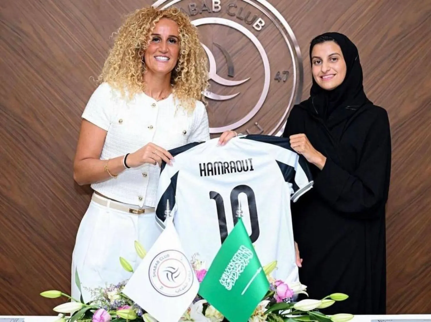 الأميرة ريم بنت عبد الله وخيرة حمراوي عقب توقيع العقد (الشرق الأوسط)