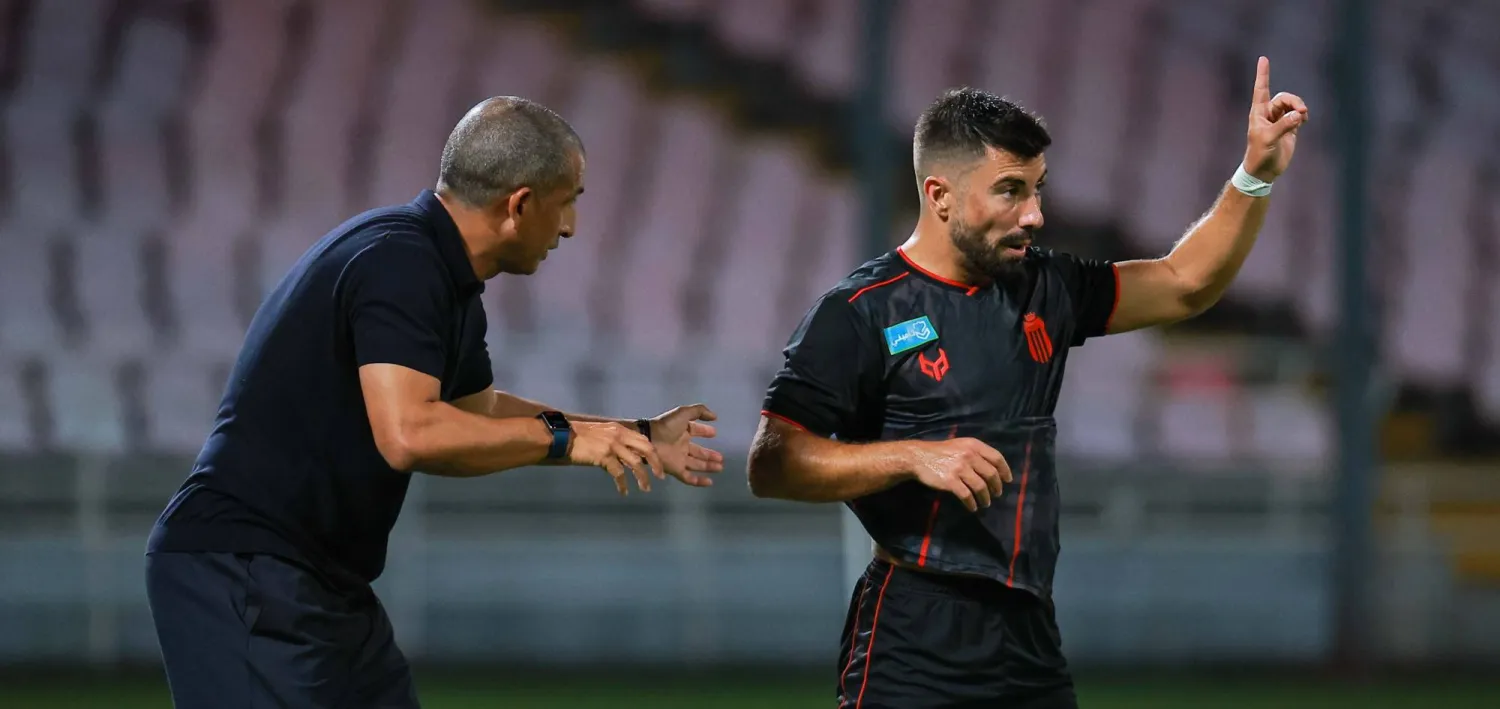 صبري لموشي في حديث مع لاعبيه خلال المباراة (تصوير: محمد المانع) 