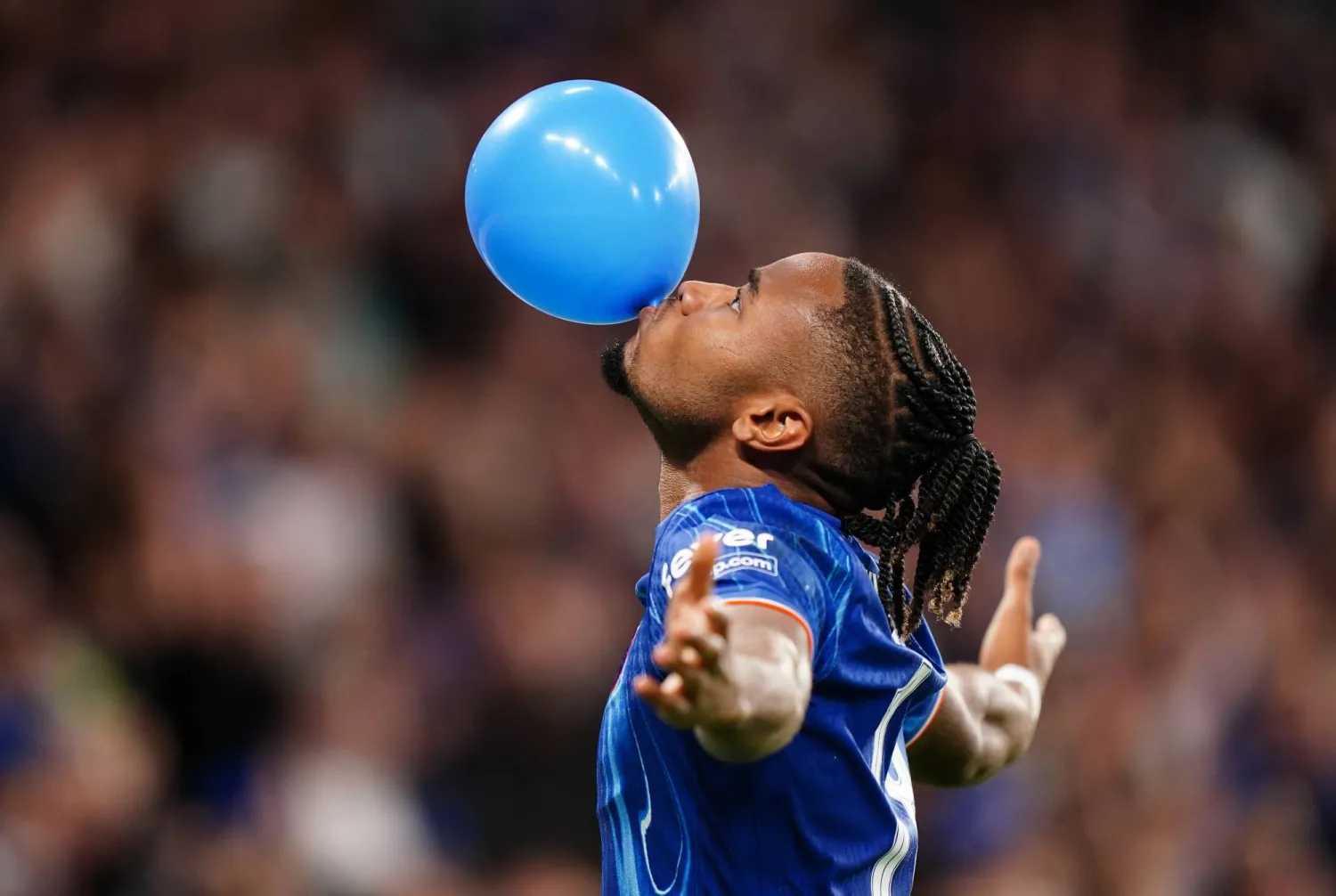 نكونكو لاعب تشيلسي محتفلا بهدفه في الشباك السويسرية (د.ب.أ)