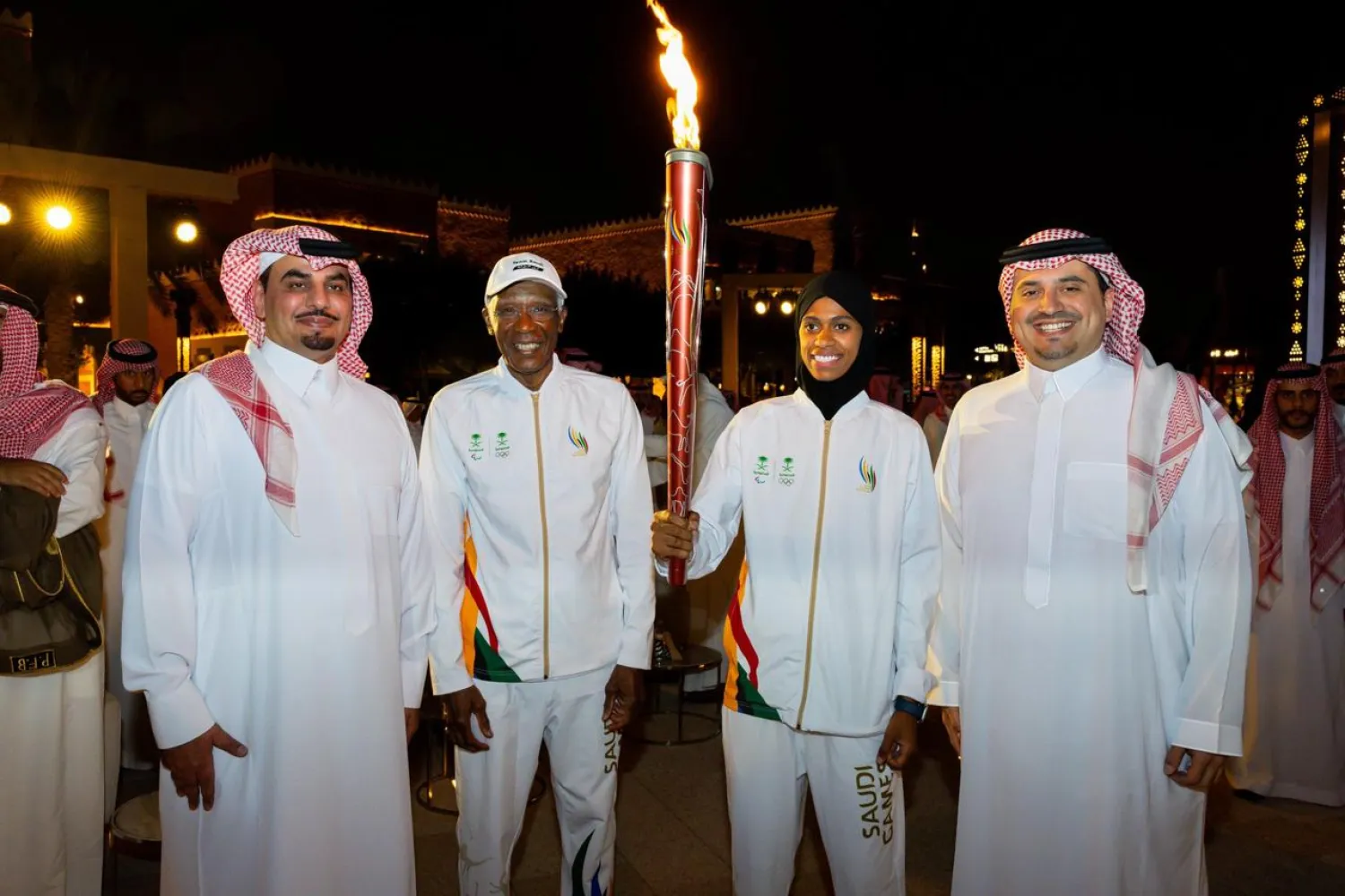 الأمير فهد بن سعد محافظ الدرعية والأمير فهد بن جلوي وعيد ودنيا خلال تدشين شعلة الألعاب السعودية (الشرق الأوسط)