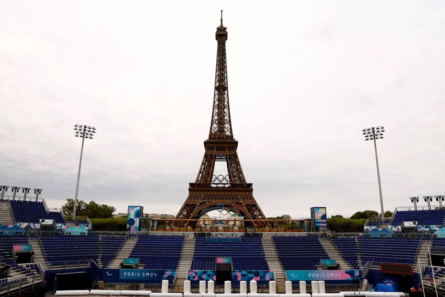 FILE PHOTO: Paris 2024 Paralympics - Paris, France - August 18, 2024 Workers work to convert the Eiffel Tower Stadium from the beach volleyball venue to the Paralympic blind football venue for the coming Paris 2024 Paralympic Games. REUTERS/Abdul Saboor/File Photo