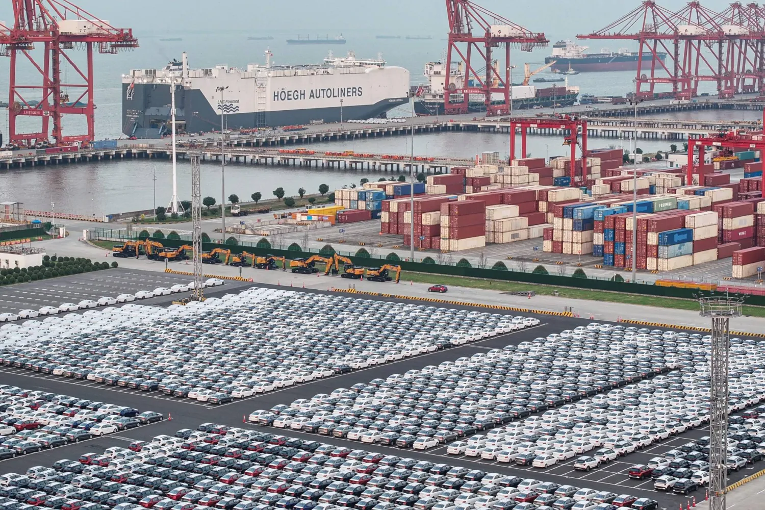 سيارات في ميناء شرق الصين في انتظار دورها للشحن (أ.ف.ب)