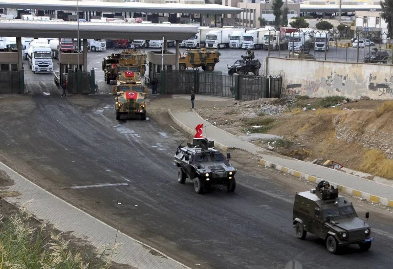 Turkish Army vehicles are driven away on a convoy at the Habur/Ibrahim Khalil border crossing with Iraq, near Silopi, southeastern Türkiye, Tuesday, Oct. 31, 2017. (AP)
