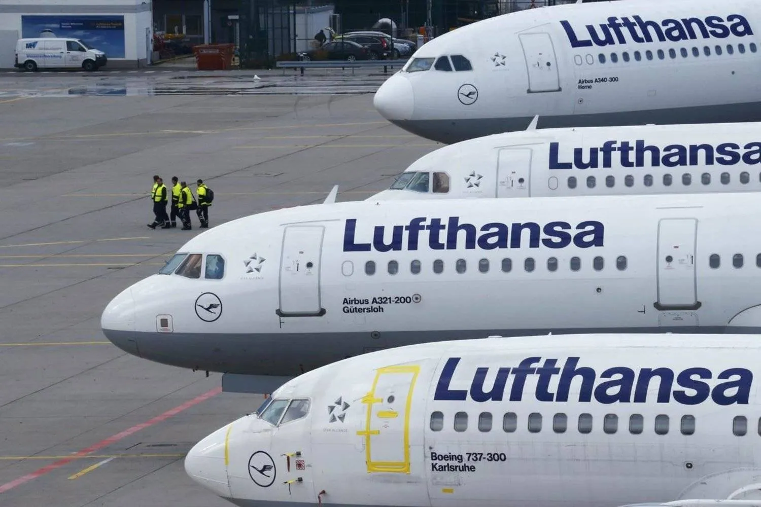 Planes stand on the tarmac during a pilots strike of German airline Lufthansa at Frankfurt airport, Germany, November 23, 2016. (Reuters)
