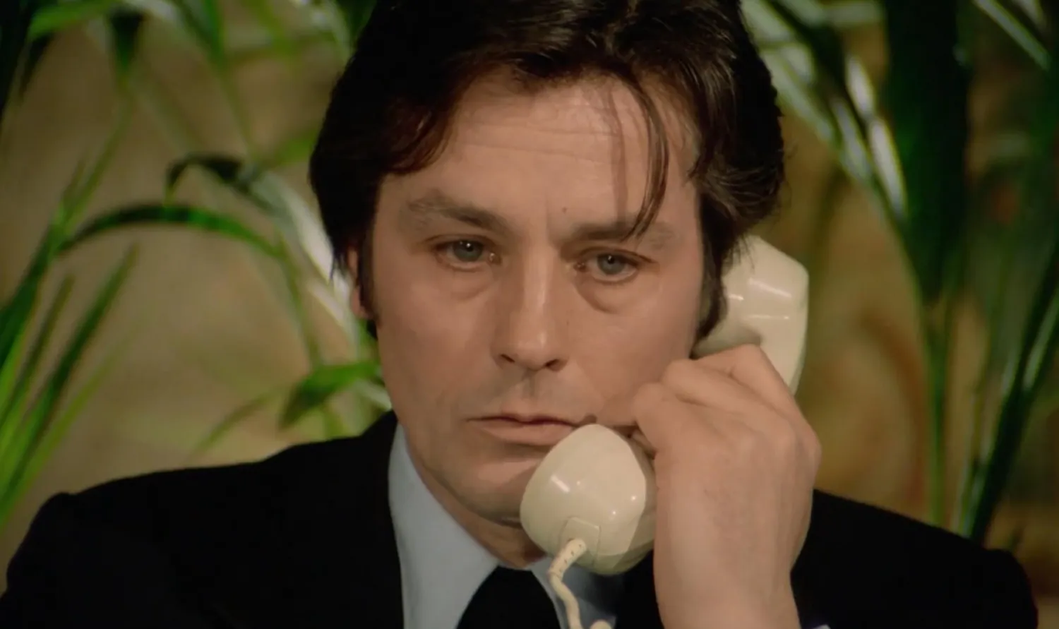 لعب ديلون دور جامع الفن في فيلم «رجل متعجل للغاية» عام 1977 (آي إم دي بي)