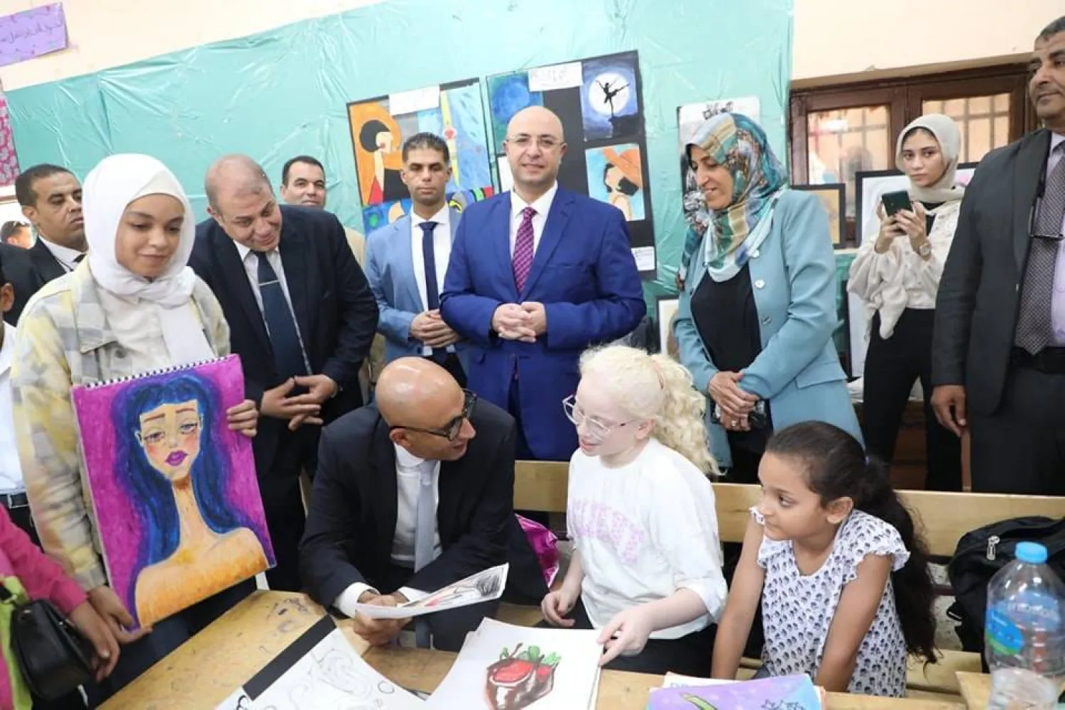 وزير التربية والتعليم محمد عبد اللطيف خلال إحدى جولاته بالمدراس (وزارة التربية والتعليم)