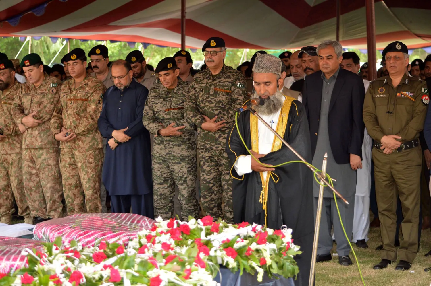 قارب وضباط شرطة يؤدون صلاة الجنازة على ضباط الشرطة الذين قُتلوا في هجوم شنته عصابات إجرامية في منطقة رحيم يار خان في إقليم البنجاب، باكستان، 23 أغسطس 2024 (أ.ب.أ)