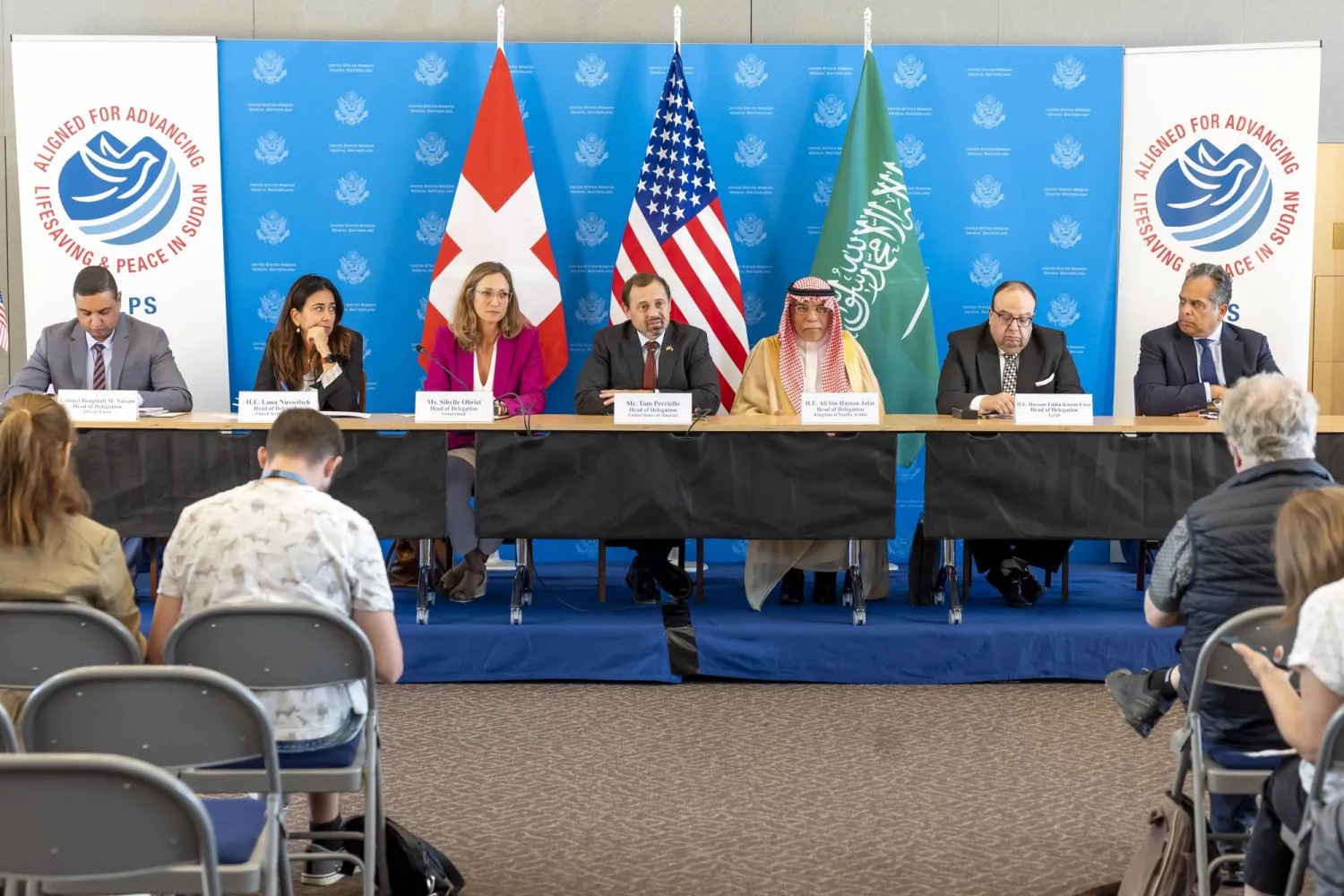 المبعوث الأميركي توم بيريللو (وسط) مع ممثلين للدول والمنظمات المشاركة في محادثات جنيف خلال مؤتمر صحافي في ختام الجلسات (إ.ب.أ)