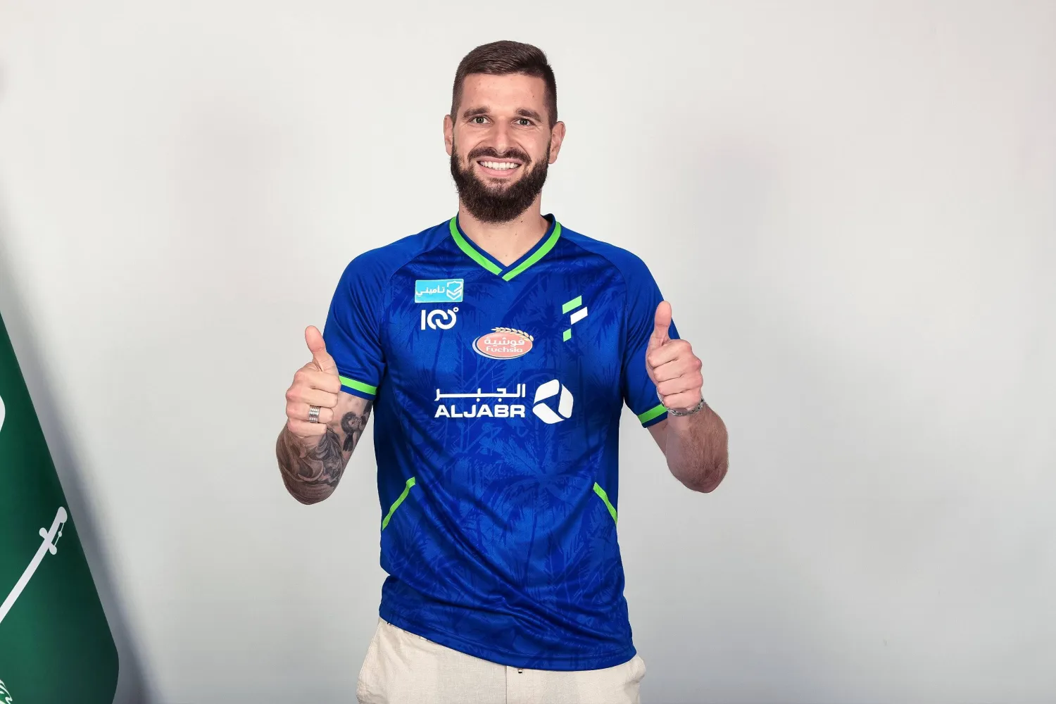 سابانوس مرتدياً قميص الفتح بعد توقيع العقد (الفتح)