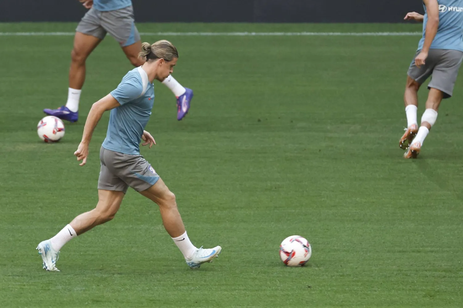 كالاغر خلال مشاركته في تدريبات أتلتيكو مدريد (إ.ب.أ)