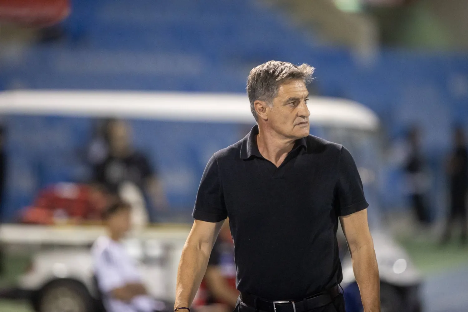 الإسباني ميغيل غونزاليس المدير الفني لفريق القادسية (تصوير: عيسى الدبيسي)