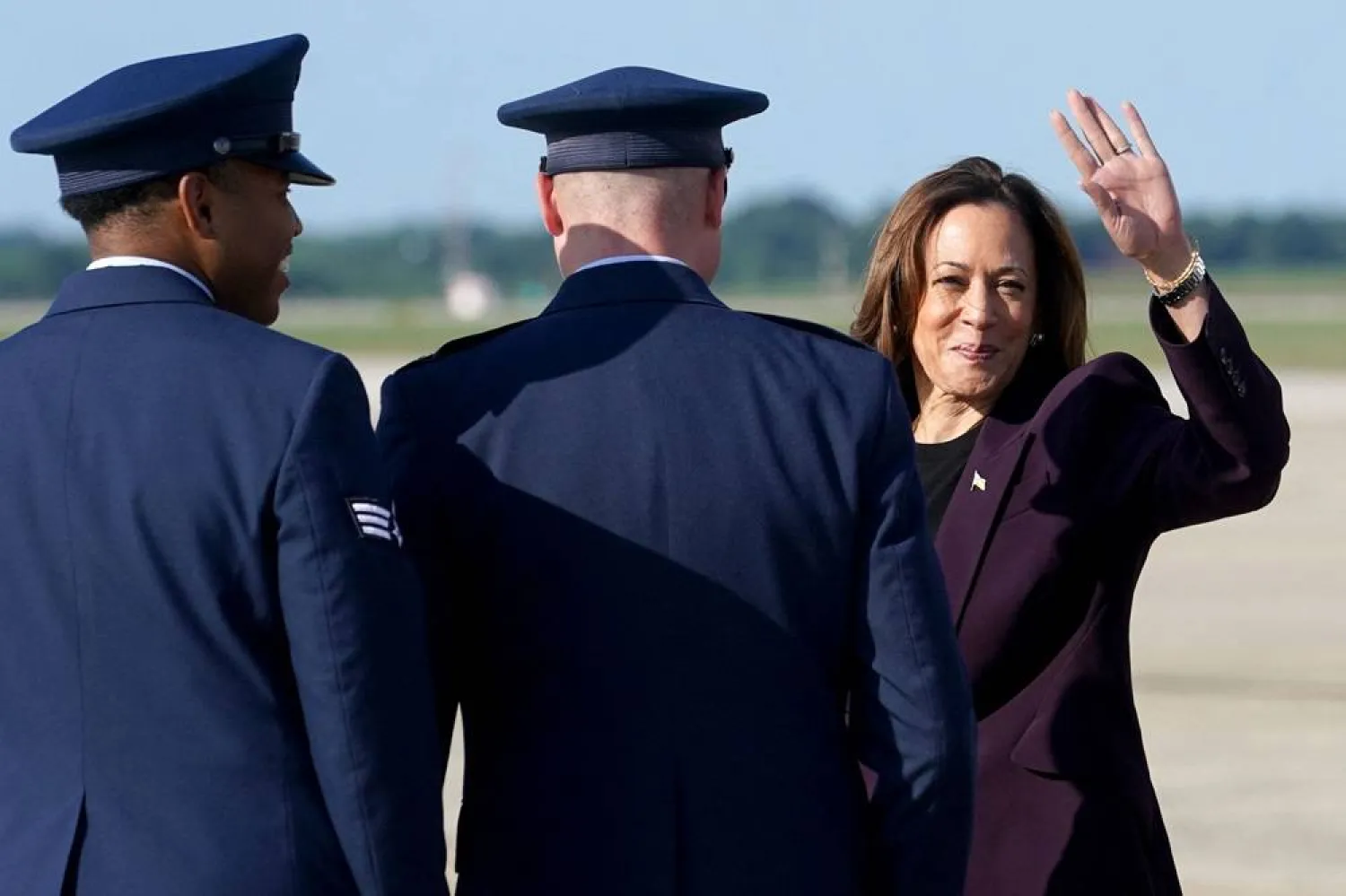  US Vice President and 2024 Democratic presidential candidate Kamala Harris as she steps off Air Force Two upon arrival at Joint Base Andrews, Maryland, on August 23, 2024. (AFP) 