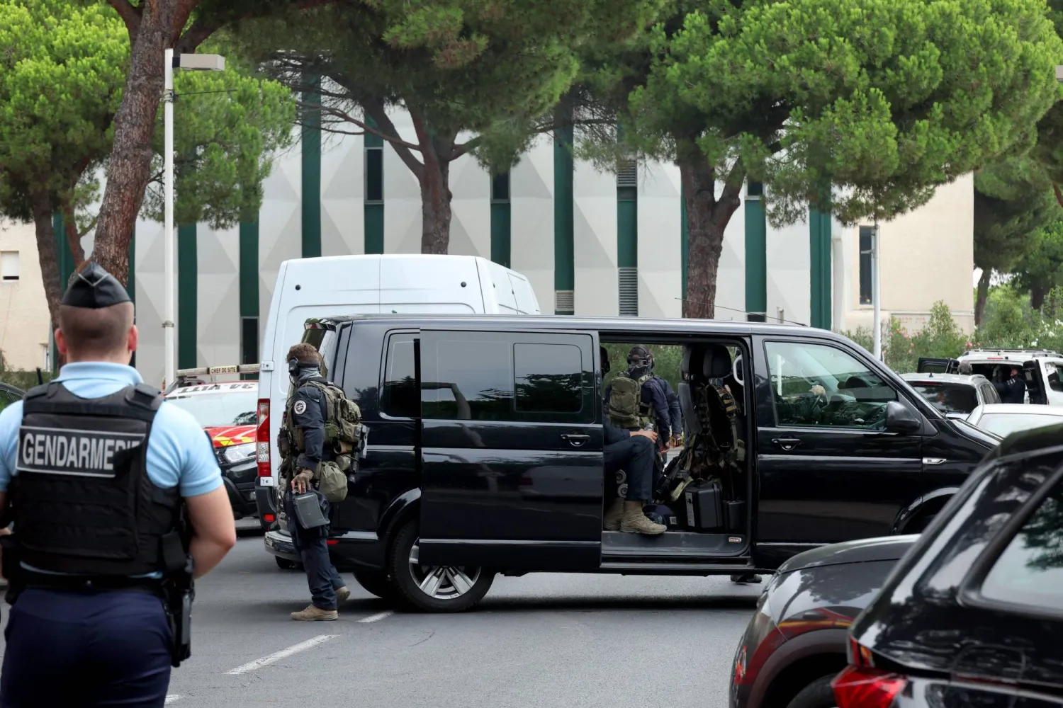 عناصر من القوى الأمنية ينتشرون أمام كنيس يهودي بعد انفجار سيارات في لا غراند موت بجنوب فرنسا (أ.ف.ب)