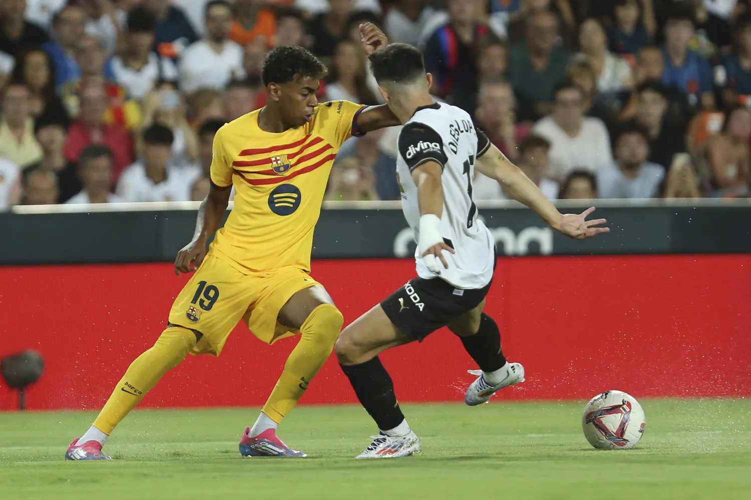 جماهير برشلونة تُعلق على لامين يامال آمالاً عريضة (أ.ب)