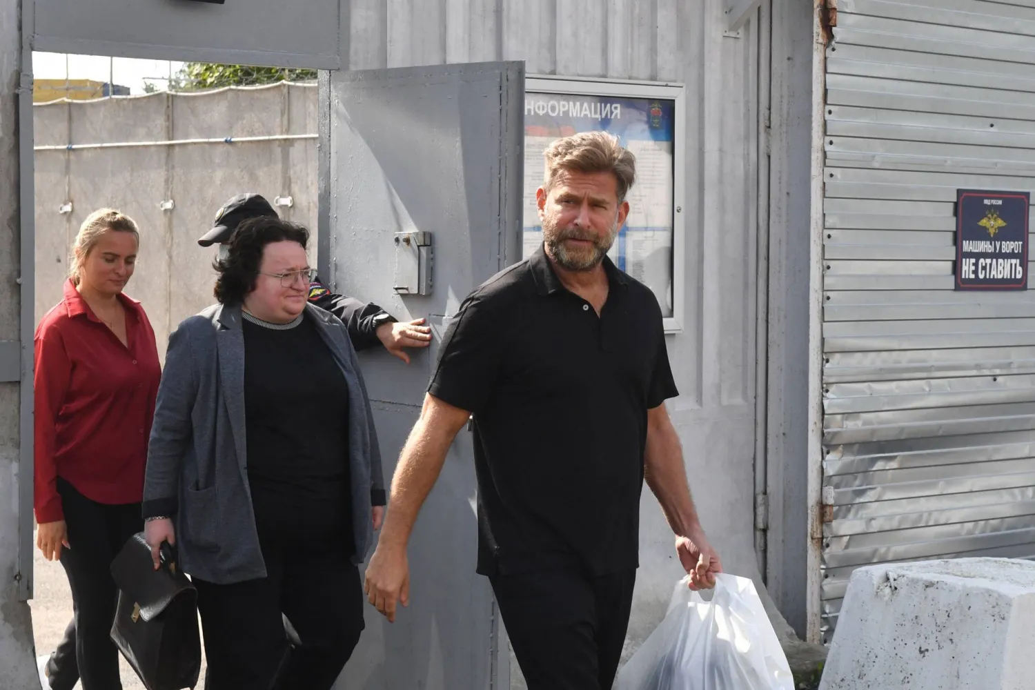 الإسرائيلي الكندي جوشوا كارتو أثناء إخلاء سبيله من مركز احتجاز في سان بطرسبورغ (أ.ف.ب)