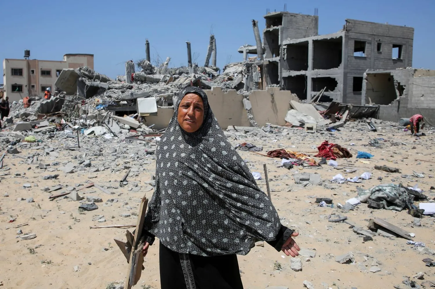 رد فعل امرأة فلسطينية إثر غارة إسرائيلية في خان يونس جنوب قطاع غزة (رويترز)