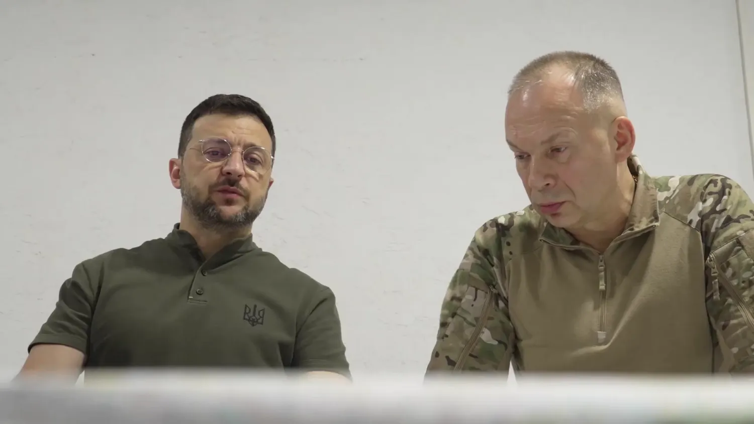 قائد الجيش الأوكراني أولكسندر سيرسكي والرئيس فولوديمير زيلينسكي خلال زيارة الأخير لمنطقة سومي القريبة من الحدود الروسية (لقطة من فيديو)