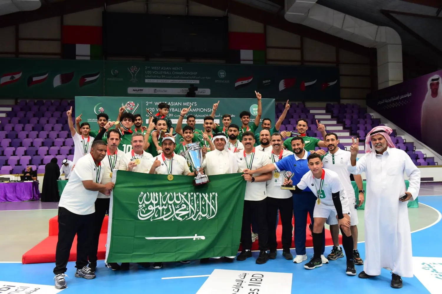 شباب أخضر الطائرة لحظة تتويجهم باللقب (الشرق الأوسط)