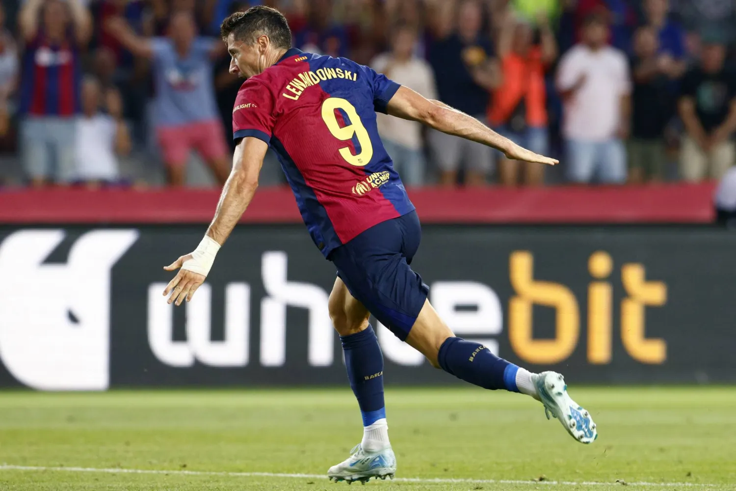 ليفاندوفسكي ينطلق فرحاً بهدف الفوز (إ.ب.أ)