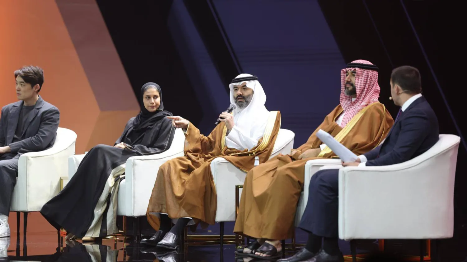 الأمير فيصل بن بندر والوزير السواحة خلال مشاركتهما في جلسات اليوم الأول (الشرق الأوسط)