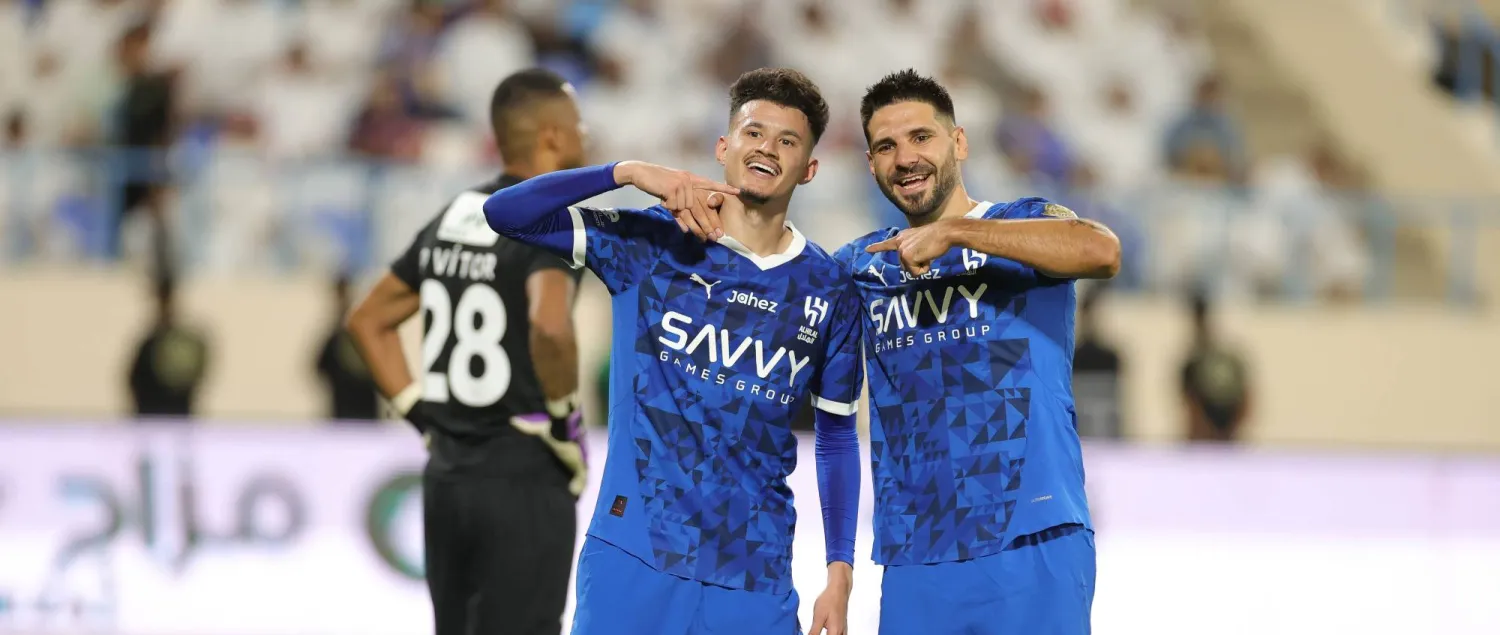 الحمدان يحتفل مع ميتروفيتش عقب نهاية المباراة (تصوير: عدنان مهدلي)