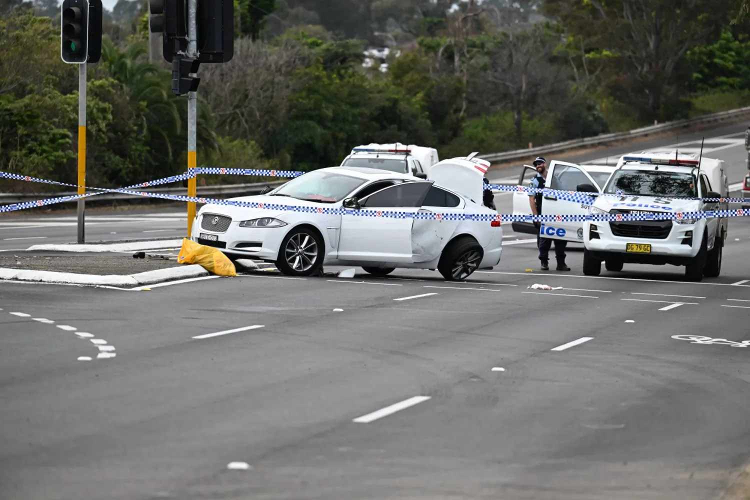 25 August 2024, Australia, Sydney: Scenes after a two-vehicle crash in Engadine. Photo: Dean Lewins/AAP/dpa