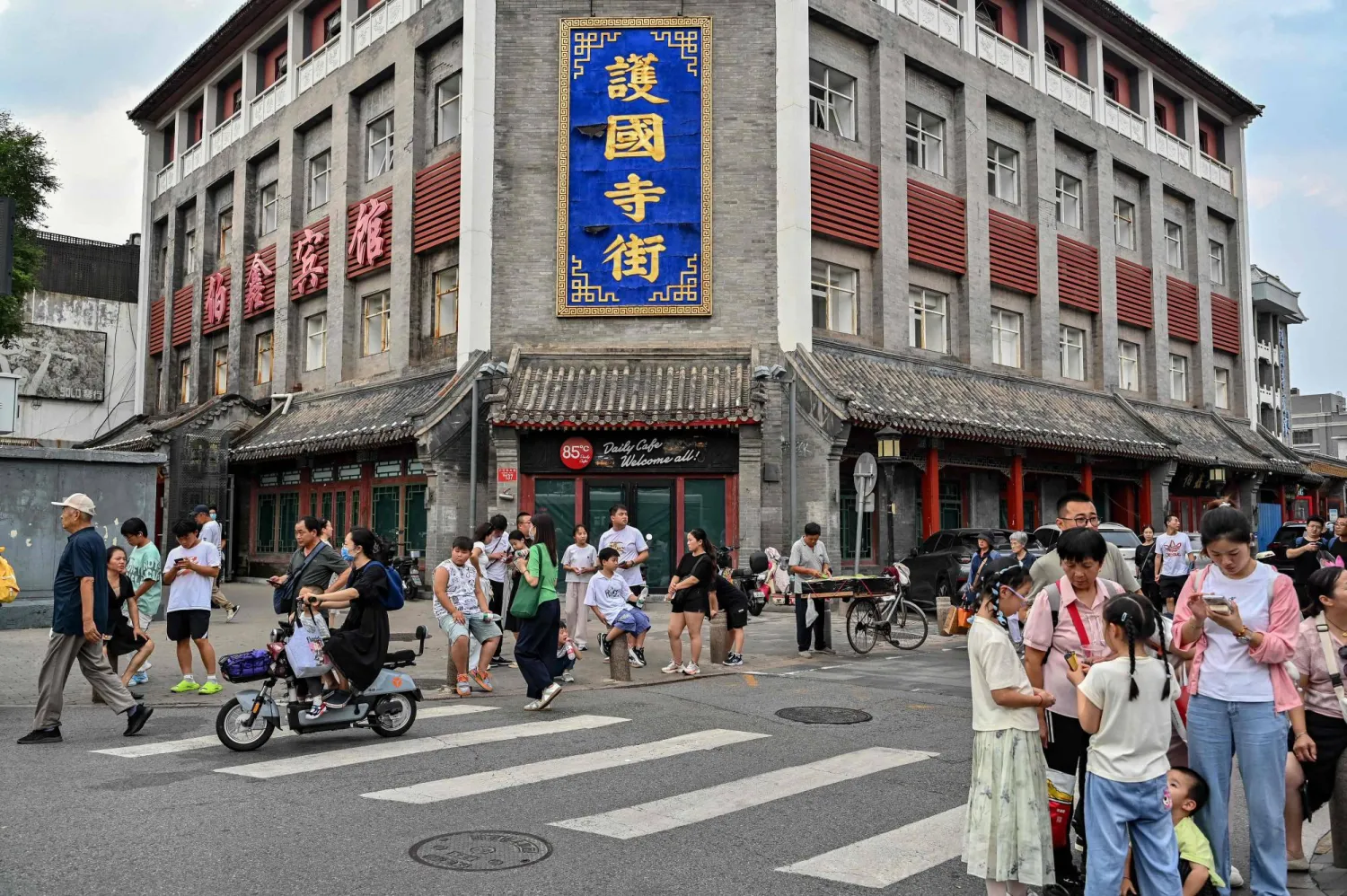 أشخاص في شارع مخصص للطعام ببكين (أ.ف.ب)