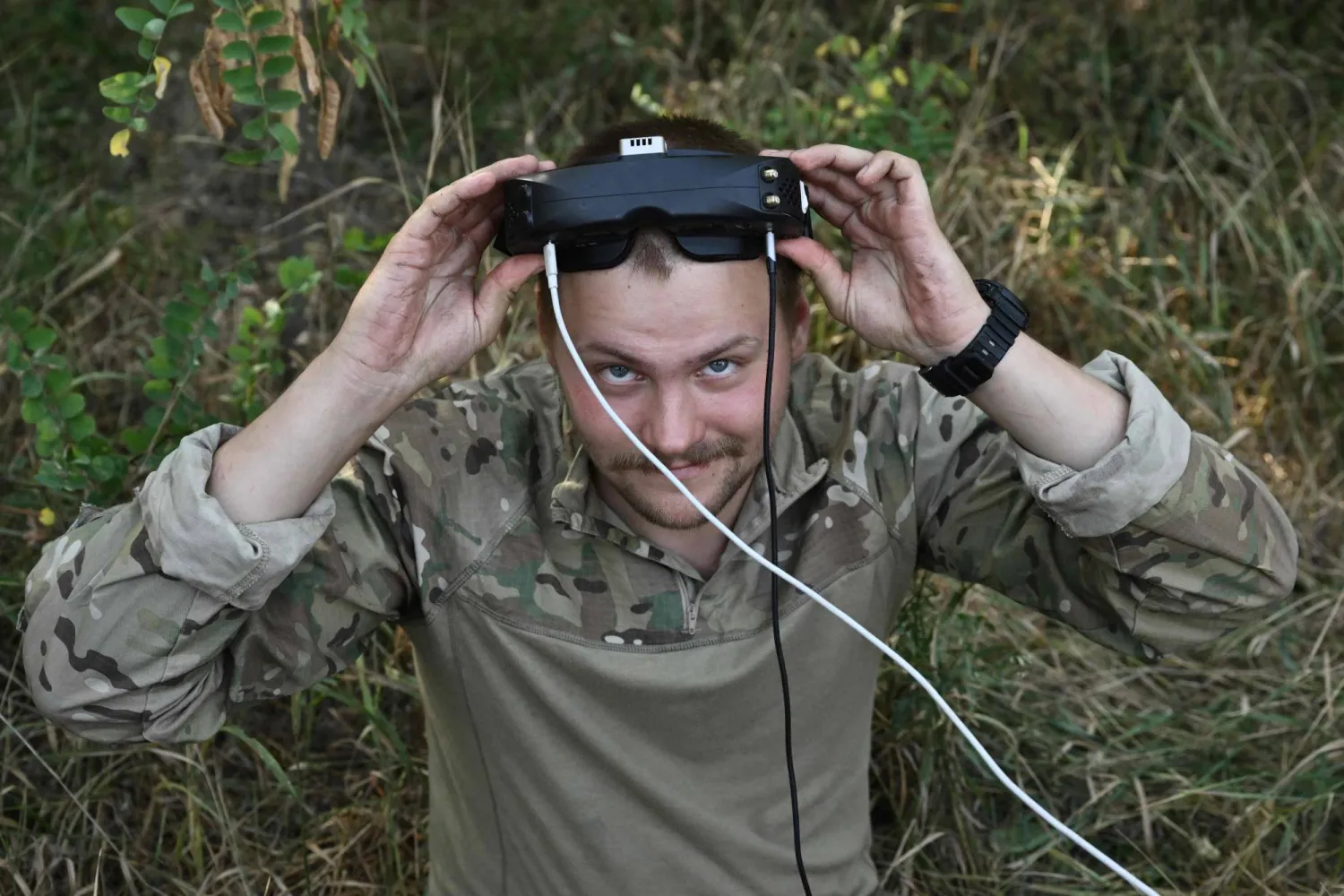 جندي أوكراني يجري رحلة تدريبية بطائرة مسيّرة في موقع غير معلن 23 أغسطس 2024 (أ.ف.ب)