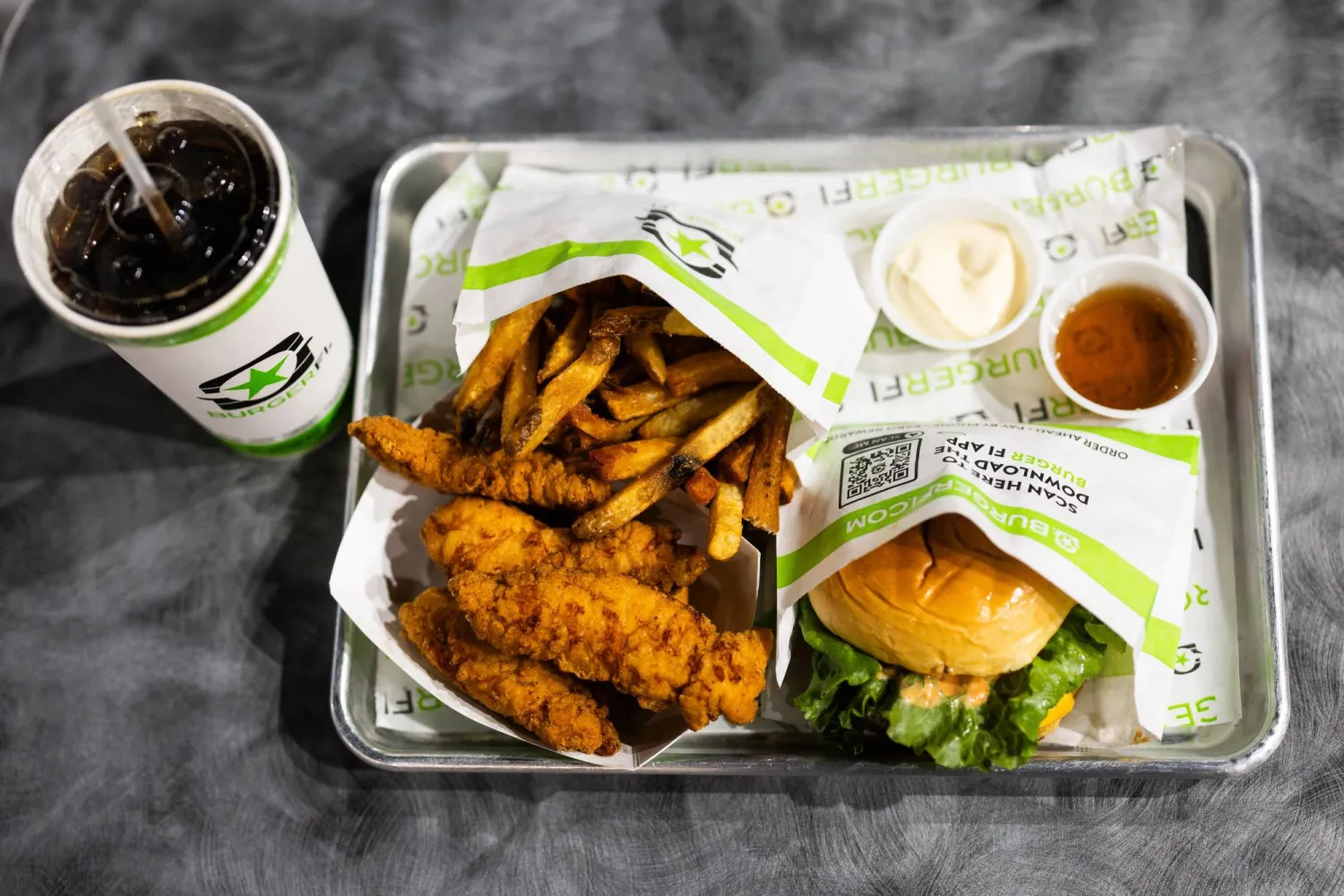 البطاطس المقلية والخبز الأبيض واللحم المقدد أطعمة تؤثر بالسلب علي صحة القلب (أ.ف.ب)