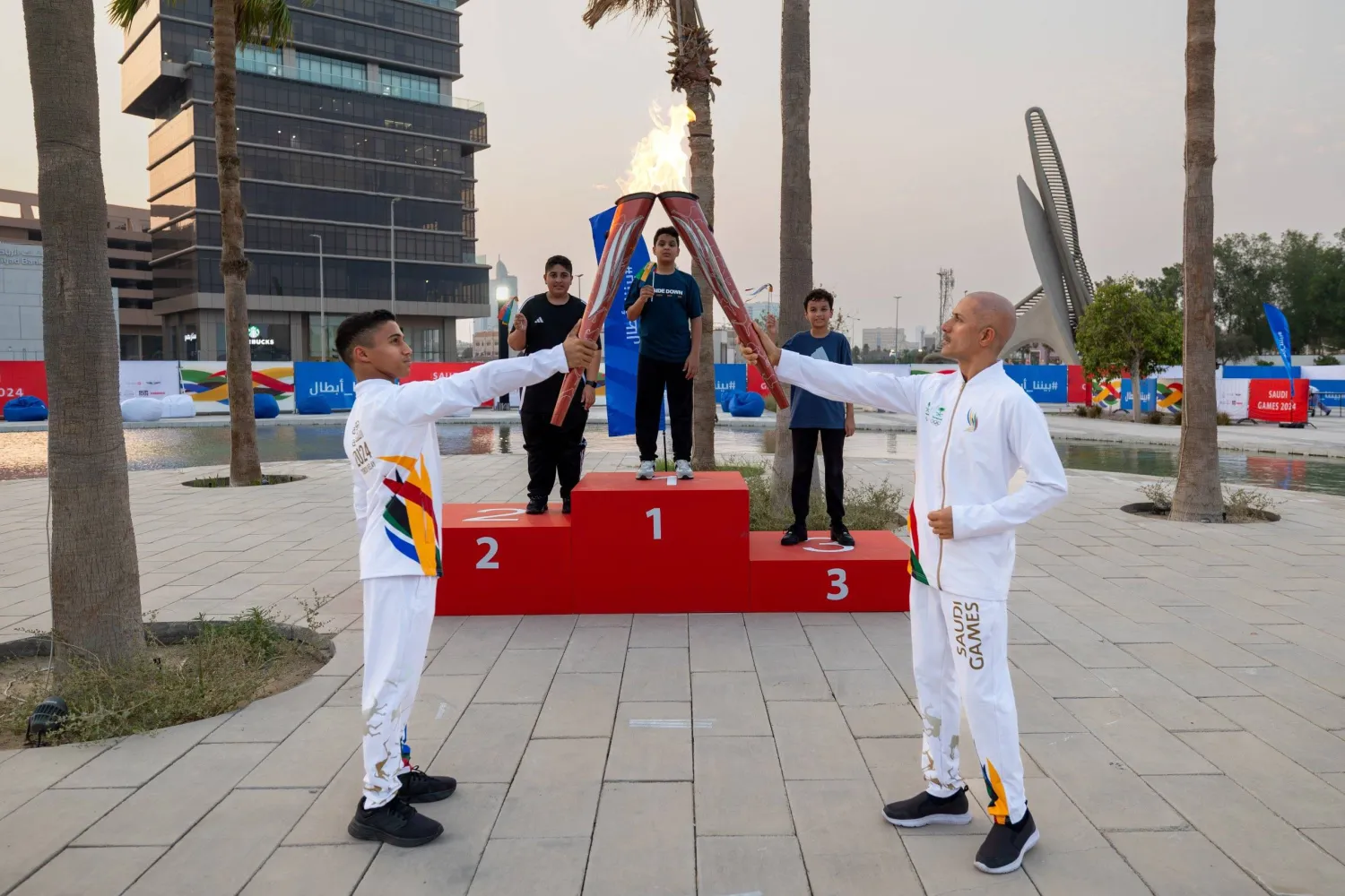 الرياضيون في المنطقة الشرقية لحظة تسلم شعلة دورة الألعاب السعودية (واس)